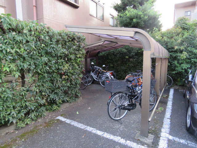 成城富士見橋通り沿いの閑静な住宅街に佇む鉄骨造マンション 茶色いタイル貼りのシックな外観 東京コーポレーション 砧店 小田急線 祖師ヶ谷大蔵の賃貸 売買物件情報多数掲載