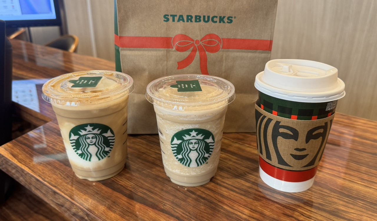 &#55356&#57220同僚にスタバを差し入れしてもらったら、カップがクリスマス仕様でほっこりした話